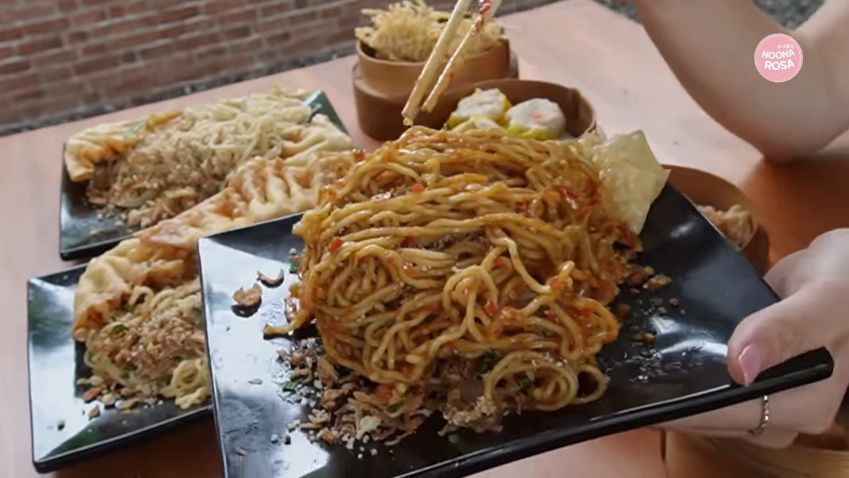 Cewek Korea Cicip Mie Gacoan