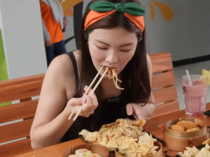 Cewek Korea Cicip Mie Gacoan