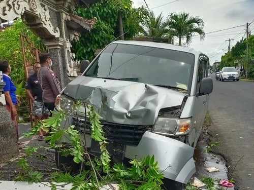 Mobil yang menabrak dua pejalan kaki di jalan jurusan Kediri-Tanah Lot, di Banjar Batan Poh, Desa Pandak Gede, Kecamatan Kediri.