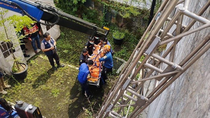 Momen evakuasi mayat pria di dalam tangki air di Kota Bandung