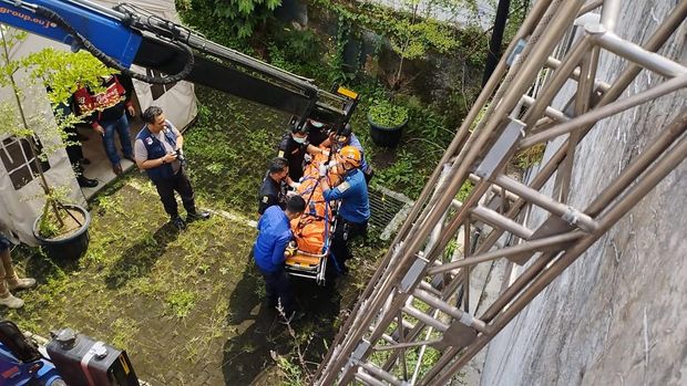 Momen evakuasi mayat pria di dalam tangki air di Kota Bandung