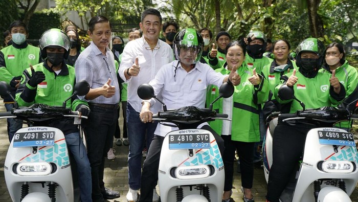Momen Keseruan Menhub Foto Bareng Driver Ojol di Atas Motor Listrik