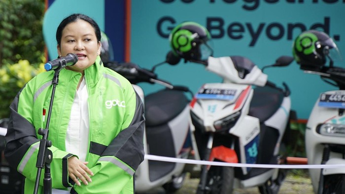 Momen Keseruan Menhub Foto Bareng Driver Ojol di Atas Motor Listrik