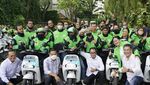 Momen Keseruan Menhub Foto Bareng Driver Ojol di Atas Motor Listrik
