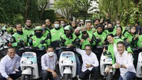 Menteri Perhubungan Budi Karya bersama Managing Director Electrum Patrick Adhiatmadja, Head of Public Policy and Government Relations GoTo Shinto Nugroho, Dirjen Perhubungan Darat Kementerian Perhubungan Hendro Sugiatno, dan Group Product Manager Journey Experience & Public Transport Gojek Aditya Brahmana berfoto dengan para driver Gojek. (dok. Gojek)