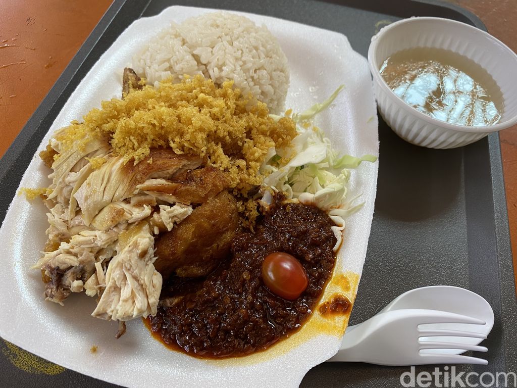 Nasi ayam penyet di Maxwell Hawker Centre, Singapura ditawarkan dengan harga Rp 65.000 per porsi.