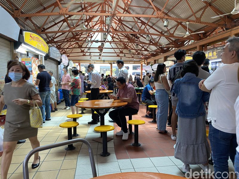 Nasi ayam penyet di Maxwell Hawker Centre, Singapura ditawarkan dengan harga Rp 65.000 per porsi.