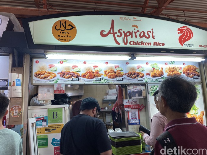Nasi ayam penyet di Maxwell Hawker Centre, Singapura ditawarkan dengan harga Rp 65.000 per porsi.