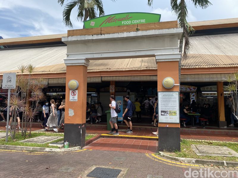 Nasi ayam penyet di Maxwell Hawker Centre, Singapura ditawarkan dengan harga Rp 65.000 per porsi.