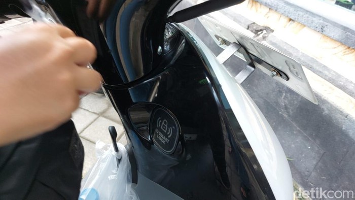 Kendaaran listrik akan menjadi salah satu moda transportasi pada Konferensi Tingkat Tinggi (KTT) G20 di Bali November mendatang. Tim detikcom pun berkesempatan untuk menjajal kendaraan tersebut saat berkunujung ke Nusa Dua Bali, yaitu Gogoro pada Kamis (20/10/2022).