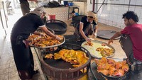 Koki menyiapkan daging domba di rak oven saat mereka menyiapkan makanan Mandi.