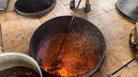 Proses memasak Mandi dimulai dengan membumbui daging domba. Baki tersebut kemudian ditempatkan di dalam oven lubang bawah tanah di mana kayu bakar dibakar dan diubah menjadi arang untuk menghasilkan panas.