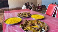 Hidangan daging dan nasi Mandi di atas meja di sebuah restoran di Sanaa, Yaman.