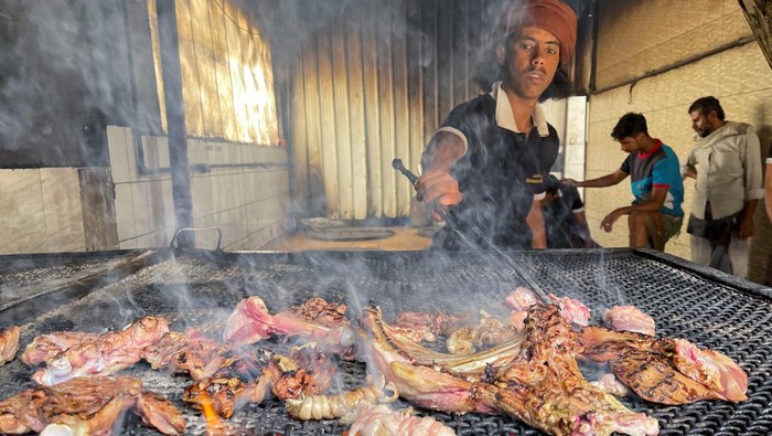 Nikmatnya Mandi, Hidangan Tradisional Yaman yang Kian Populer A dish of Mandi meat is pictured at a restaurant in Sanaa, Yemen October 9, 2022, as the traditional Yemeni meal is getting more popularity among gourmets in Yemen and abroad. REUTERS/Khaled Abdullah