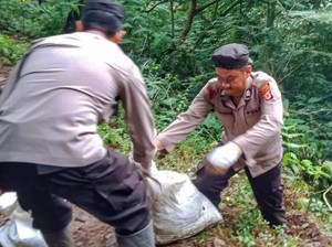 Viral Tumpukan Pakaian Dalam Wanita di Situs Nagara Padang Bandung