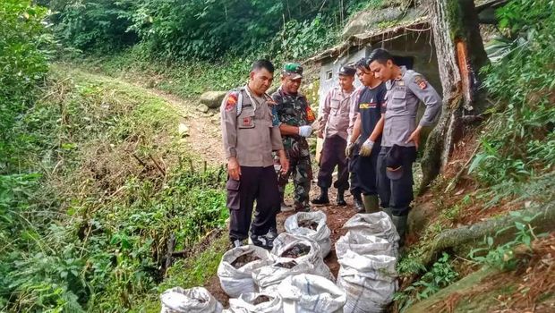 Pakaian dalam wanita terlihat menumpuk berserakan di situs budaya Nagara Padang di Desa Rawabogo, Kecamatan Ciwidey, Kabupaten Bandung.