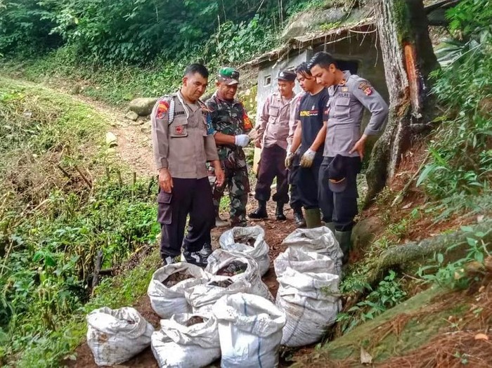 Pakaian dalam wanita terlihat menumpuk berserakan di situs budaya Nagara Padang di Desa Rawabogo, Kecamatan Ciwidey, Kabupaten Bandung.