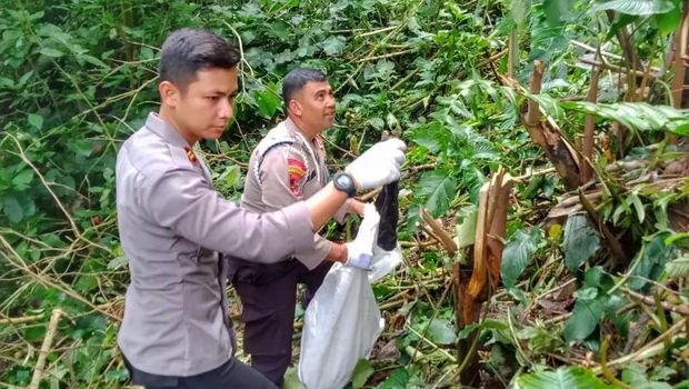 Pakaian dalam wanita terlihat menumpuk berserakan di situs budaya Nagara Padang di Desa Rawabogo, Kecamatan Ciwidey, Kabupaten Bandung.