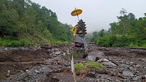 Palinggih padma di tengah-tengah Tukad Taksu, Banjar Dinas Nangka, Desa Bhuana Giri, Karangasem, Bali, tampak berdiri kokoh meski diterjang banjir bandang pada Senin (17/10/2022). (Foto: I Wayan Selamat Juniasa/detikBali)
