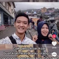 Selain teman-temannya, orangtuanya juga kaget saat mengetahui dia akan menikahi mantan gurunya. Kedua orangtuanya bertanya kesungguhannya untuk menikah dengan wanita yang merupakan gurunya di SMA dulu. Yang jelas menegaskan lagi sama aku, apapun keputusan ku aku harus bisa bertanggung jawab atas keputusan yang sudah aku ambil, jelasnya. Foto: Dok. TikTok @sigitsb_.