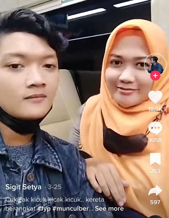 Sigit menyebutkan kegiatannya sehari-hari kini menjalani bisnis bersama sang istri di bidang kuliner, yaitu mie ayam goreng yang diberi nama Miyago Andari. Mengenai perbedaan usianya dengan sang istri yang mencapai 20 tahun dan dikomentari sebagian netizen, dia memilih tidak terlalu memusingkannya. Foto: Dok. TikTok @sigitsb_.