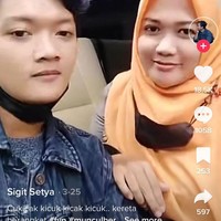 Sigit menyebutkan kegiatannya sehari-hari kini menjalani bisnis bersama sang istri di bidang kuliner, yaitu mie ayam goreng yang diberi nama Miyago Andari. Mengenai perbedaan usianya dengan sang istri yang mencapai 20 tahun dan dikomentari sebagian netizen, dia memilih tidak terlalu memusingkannya. Foto: Dok. TikTok @sigitsb_.
