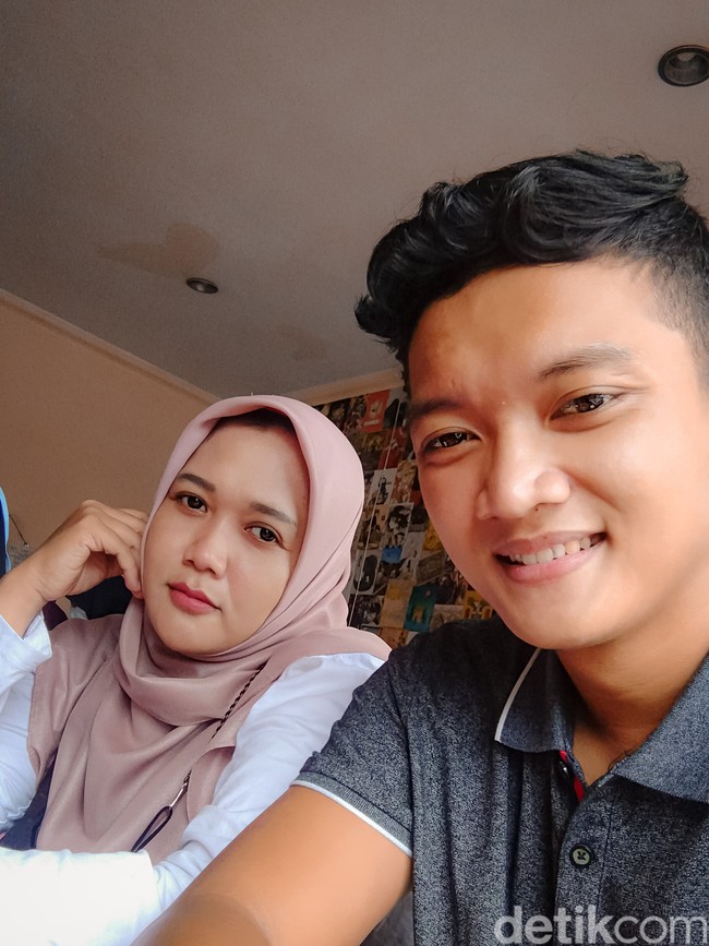 Wolipop sudah berbincang dengan Sigit Setya Budi yang mengunggah video viral di TikTok kisah cintanya dengan mantan gurunya. Pria yang tinggal di Purworejo, Jawa Tengah itu mengungkapkan cerita cintanya yang diunggahnya ke TikTok. Dulu istriku adalah guruku saat SMK tahun 2013-2016 dan istriku cuma mengajar di kelas X. Saat itu tidak pernah terbersit sedikitpun untuk mencintai bahkan meminang dia. Karena status dia dulu sudah bersuami, ungkap Sigit kepada Wolipop, Rabu (19/10/2022). Foto: Dok. pribadi Sigit Setya Budi.