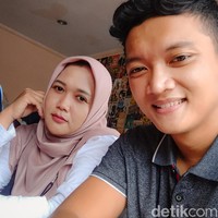 Wolipop sudah berbincang dengan Sigit Setya Budi yang mengunggah video viral di TikTok kisah cintanya dengan mantan gurunya. Pria yang tinggal di Purworejo, Jawa Tengah itu mengungkapkan cerita cintanya yang diunggahnya ke TikTok. Dulu istriku adalah guruku saat SMK tahun 2013-2016 dan istriku cuma mengajar di kelas X. Saat itu tidak pernah terbersit sedikitpun untuk mencintai bahkan meminang dia. Karena status dia dulu sudah bersuami, ungkap Sigit kepada Wolipop, Rabu (19/10/2022). Foto: Dok. pribadi Sigit Setya Budi.