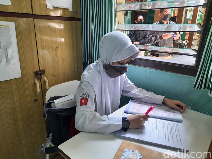 Pelajar Surabaya di dalam kelas