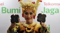 Seorang Penari menunjukkan pavement blocks atau blok trotoar berbahan limbah kartu perdana yang didaur ulang di Kuta, Badung, Bali.