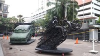 Di fasad depan grandKemang Hotel, ada dua patung karya maestro I Nyoman Nuarta. Salah satu patung menampilkan mobil tua saat dia masih berpacaran dengan istrinya di dekade 1970-an.  Foto: Tia Agnes/ detikcom