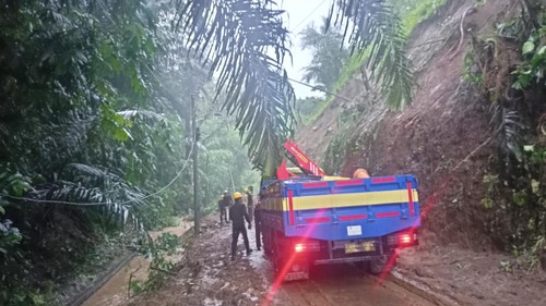 Pembersihan material longsor yang menutup jalan menuju Banjar Punjuan dan Palian, dan saluran irigasi di Desa Luwus, Kecamatan Baturiti, Tabanan. (chairul amri simabur/detikBali)