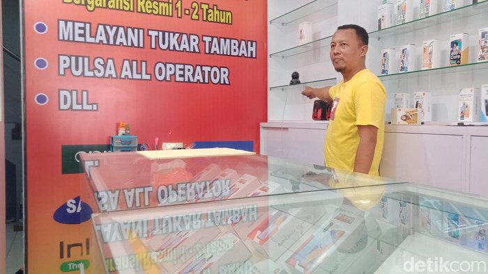 Pemilik konter HP di Mojorejo, Klaten Kota yang disatroni pencuri menunjukkan kamera CCTV, Kamis (20/10/2022).