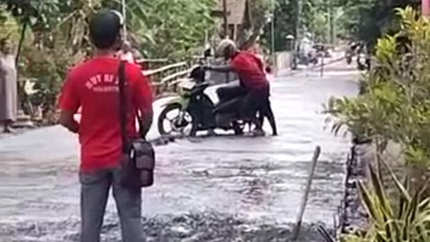 pemotor terobos jalan cor