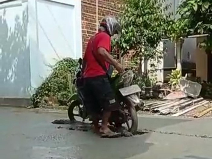 pemotor terobos jalan cor