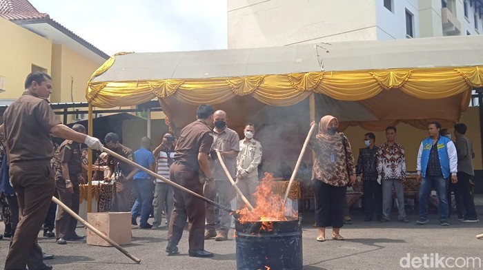 Pemusnahan barang bukti hasil kejahatan di halaman Kantor Kejari Kota Cirebon