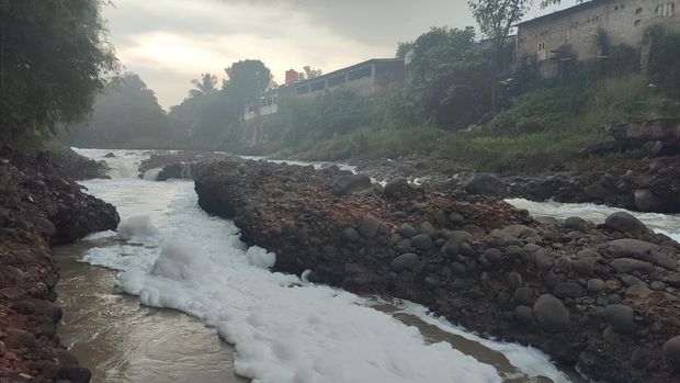 Penampakan Sungai di Citeureup Bogor Berbusa