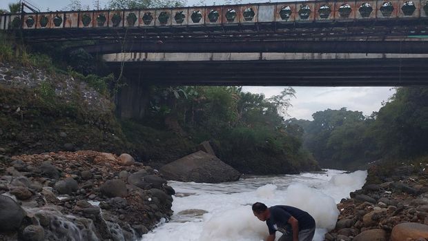 Penampakan Sungai di Citeureup Bogor Berbusa