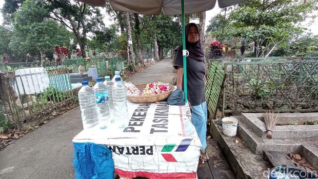 Penjual bunga di TPU Cinehel Tasikmalaya.