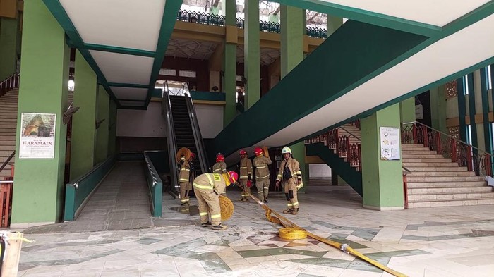 Petugas damkar masih bekerja melakukan pendinginan di Masjid JIC, Jakarta Utara