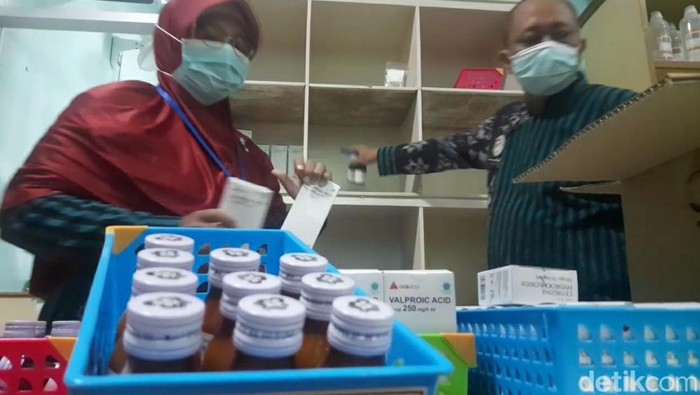 Petugas di RSUD Brebes mengemasi obat sirup di instalasi farmasi, Kamis (20/10/2022).