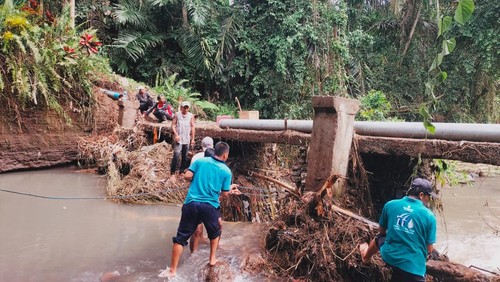 Petugas PDAM Karangasem saat melakukan perbaikan pipa induk yang rusak akibat tergerus air