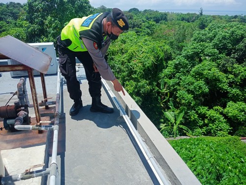 Petugas Polsek Kediri melakukan identifikasi di lokasi buruh cat yang diduga meninggal akibat terjatuh dari lantai tiga, Kamis (20/10/2022). (Istimewa)