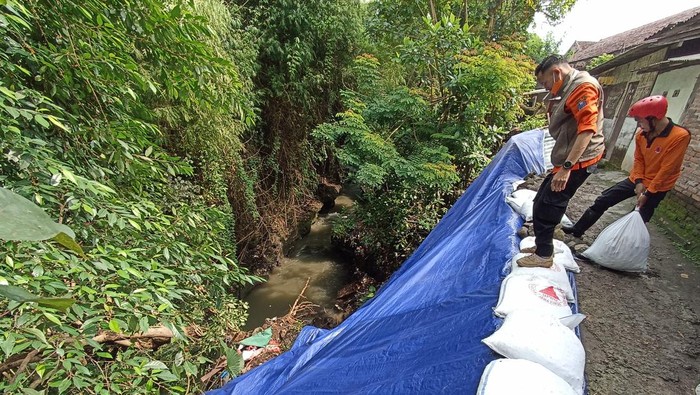 Plengsengan di Jalan Raung Kelurahan Kepanjenlor, Kecamatan Kepanjenkidul, Kota Blitar, ambrol karena tak kuat menahan volume air sungai