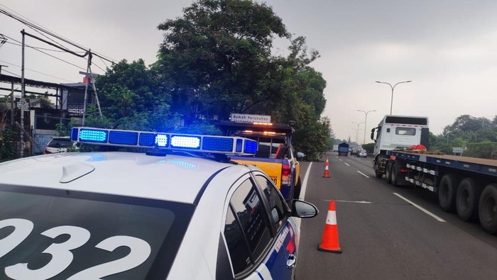 Pohon tumbang menutupi bahu jalan di ruas Jalan Tol JORR Km 33 Jatiasih.