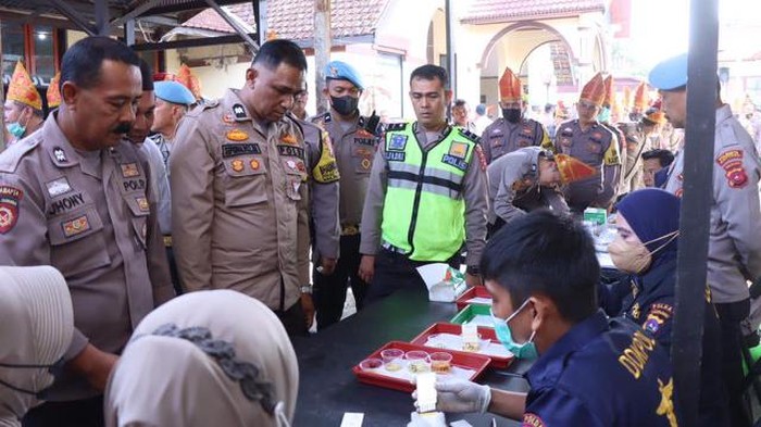 Polda Sumbar melakukan tes urine terhadap personel Polres Bukittinggi.
