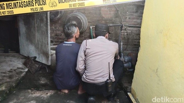 Polisi olah TKP bocah di Magetan yang tewas tersengat listrik pompa air