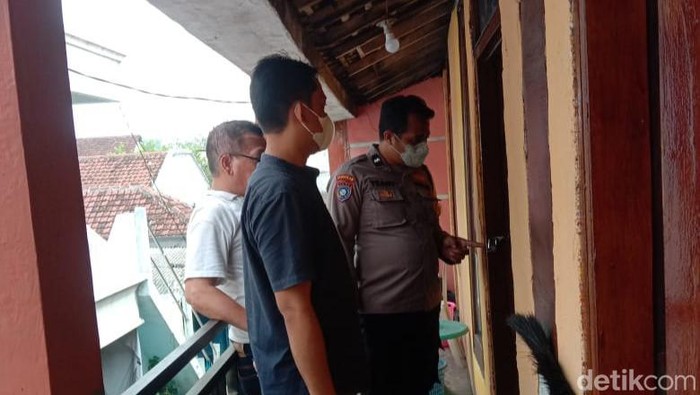 Polisi olah tKP Kos yang dibobol maling di Gresik