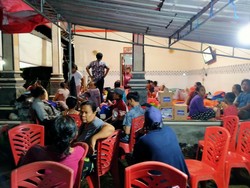 Foto: Sejumlah warga di posko pengungsian Desa Penyaringan, Jembrana Selasa malam (18/10/2022).