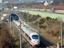 Ajaib, Pria Selamat Setelah Gelantungan di Luar Kereta Cepat Jerman